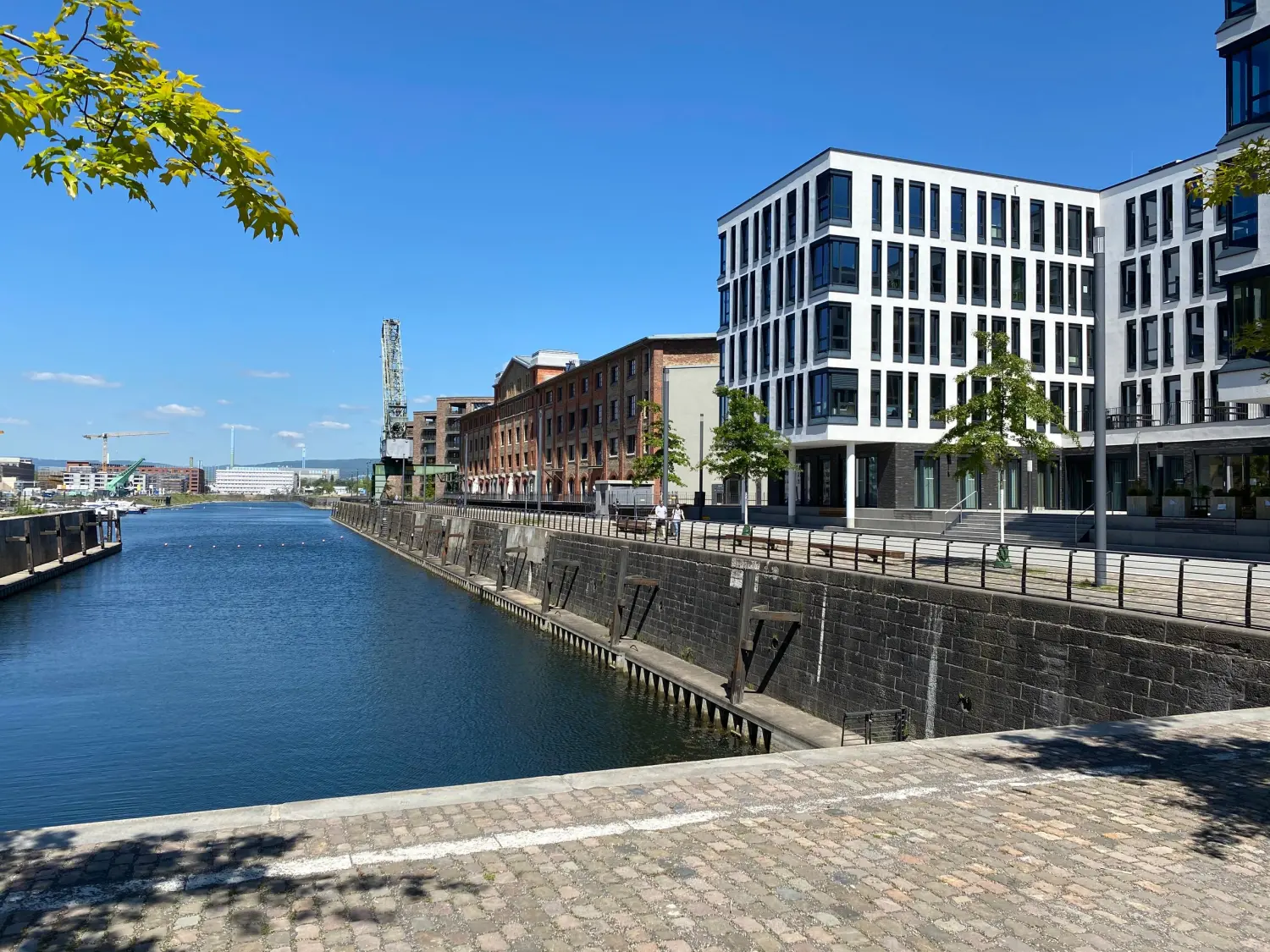 Neustadtpraxis - Gebäude am Flussufer